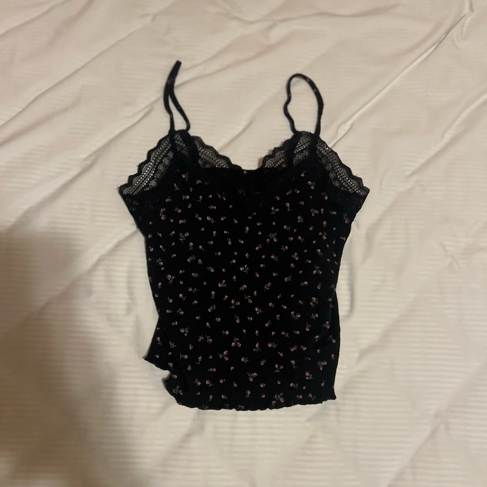 Noodle strap tee with lace on top